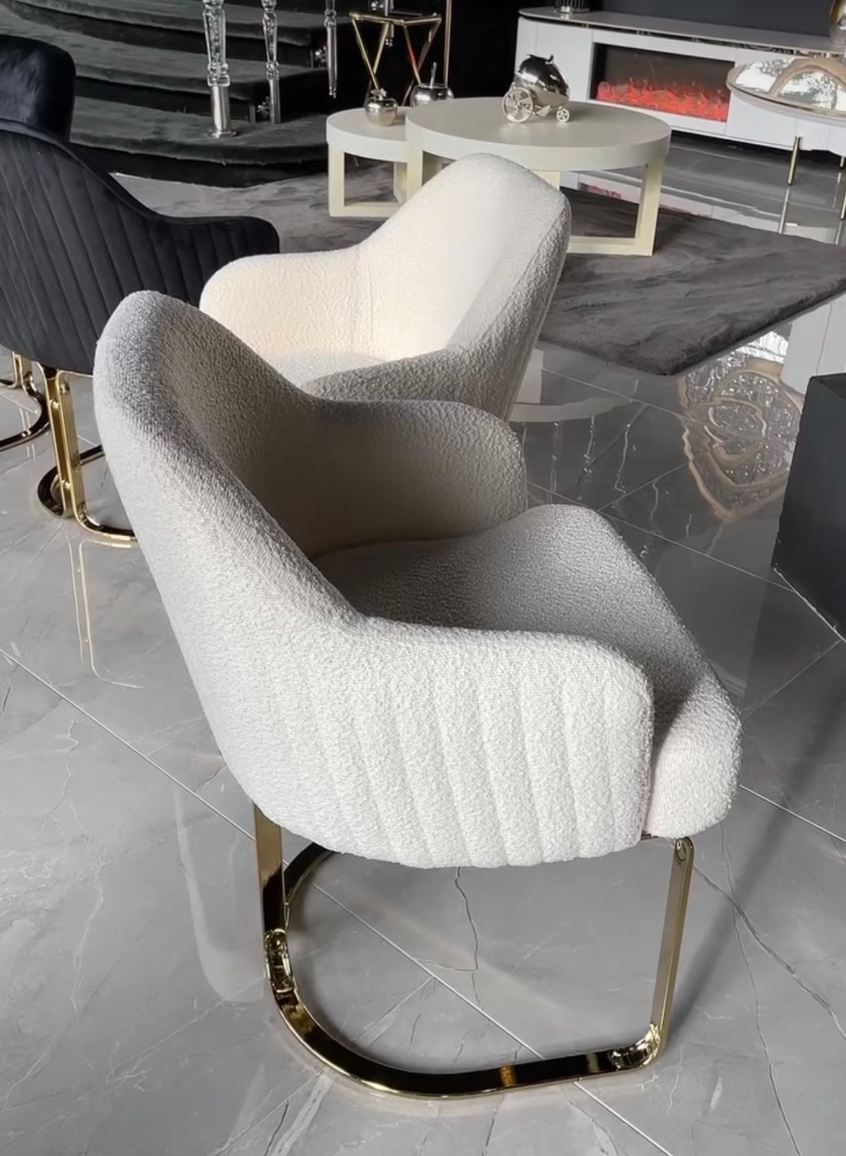LOT DE 2 CHAISES "VYZYON"