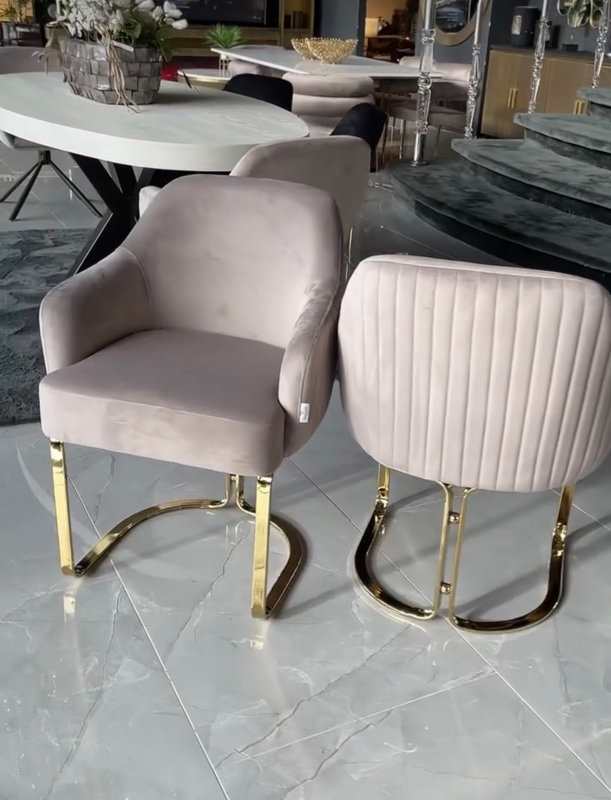 LOT DE 2 CHAISES "VYZYON"